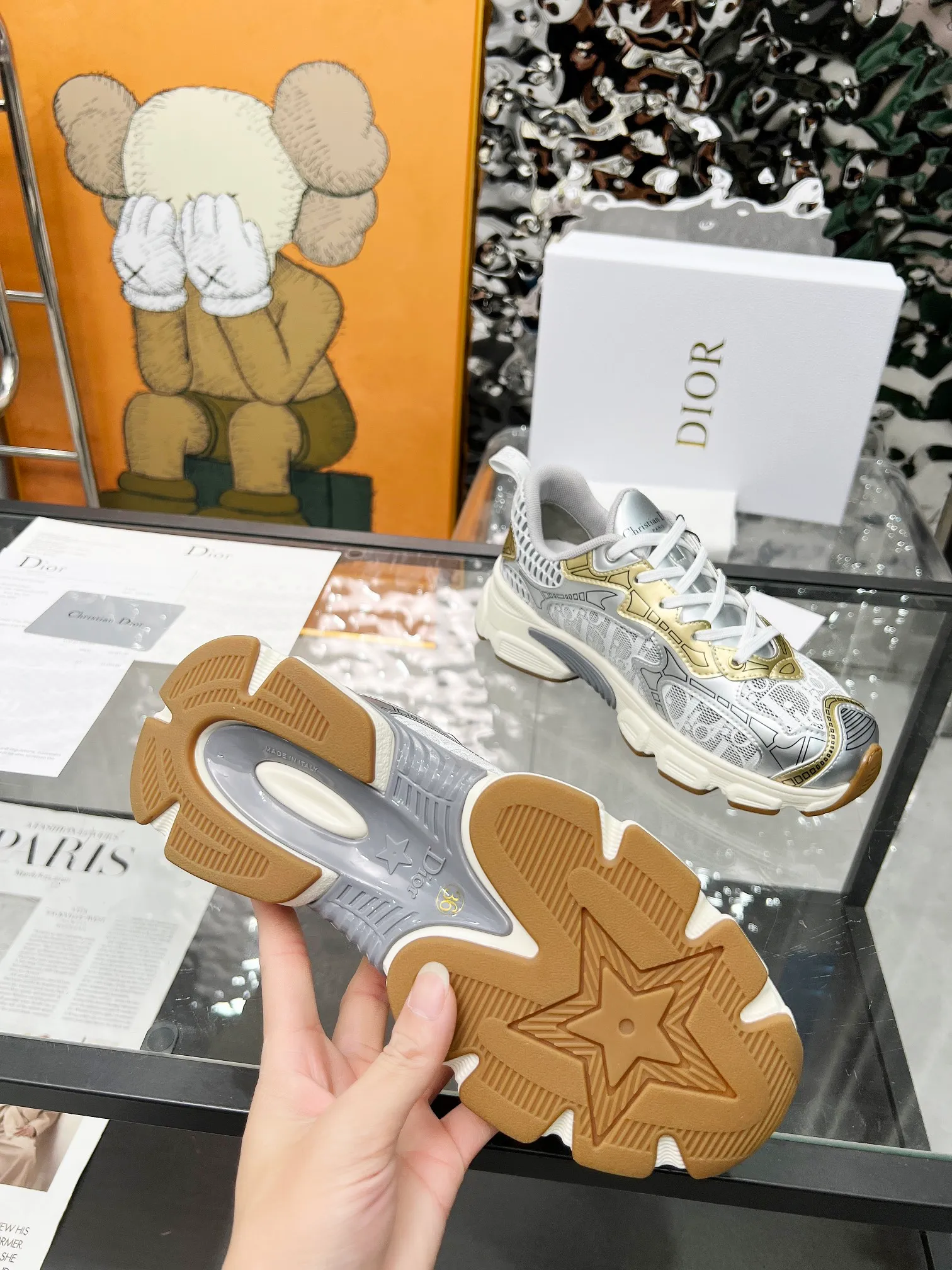 [Dior Dior] P: 580💰 ♺ Size: Female 35-41 Male 39-45 (Female 40.41 Male 45 custom-made) This Dior Chrono sneaker is a new product for the fall of 2024, reinterpreting running shoes in Dior's high-end style. White mesh fabric is paired with nude and silver-toned laminated leather-effect panels, and the CD logo on the sides, star patch on the tongue and Dior logo on the heel are many details to highlight the style. Featuring two-tone laces, a lightweight sole and star embellishments for a casual look all year round.